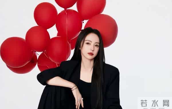 董璇46岁生日照,手捧蛋糕小腹隆起,张维伊站C位风头尽显