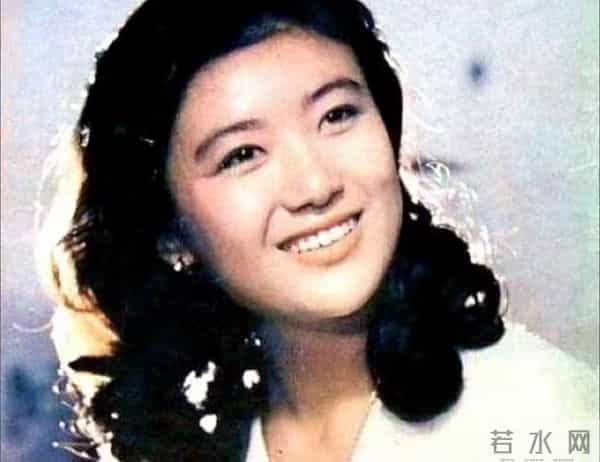 她曾是央视第一美女,赴港生子后离开央视,如今远居美国不再露面
