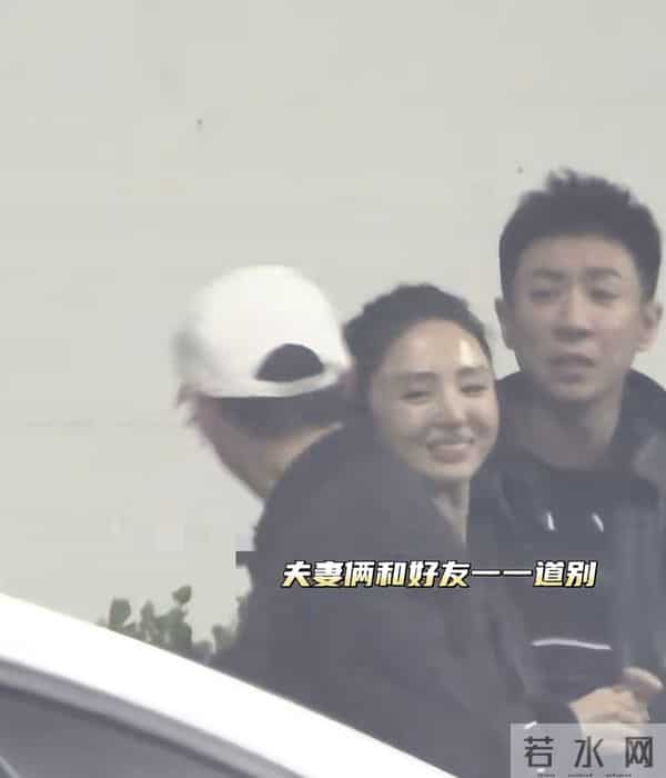 董璇46岁生日聚会,和张维伊送宾客后牵手回家,张维伊短发还挺帅