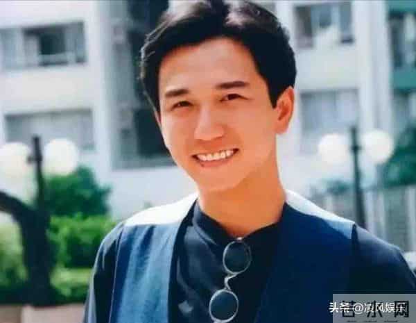 香港演员温兆伦的现状:61岁定居北京,依然帅气,10岁女儿很漂亮