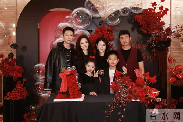 关悦为闺蜜董璇庆生，两人相识25年感情超好，两家孩子也是好朋友