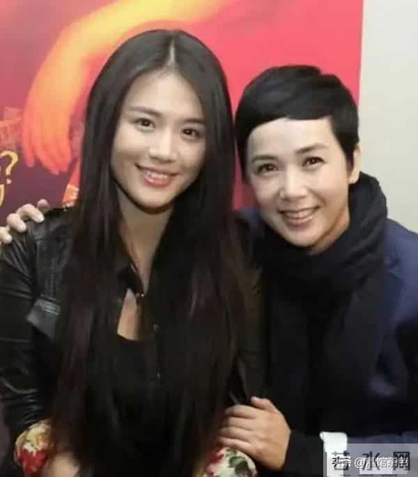 演员蒋雯丽现状:定居英国,59岁又瘦又老,网友:一代女神也老了