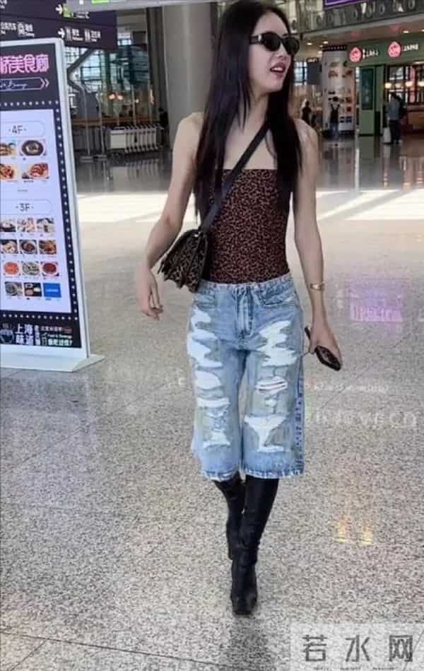 蔡文静穿的这是啥？感觉助理都不想和蔡文静并排走，估计怕丢人