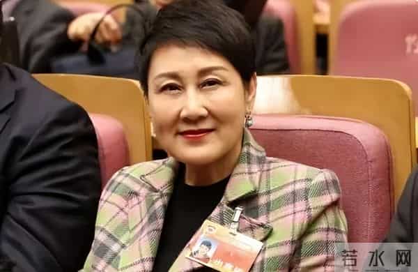 收手吧!63岁张凯丽穿“黑丝”现身不到72小时,恶心的事情发生了