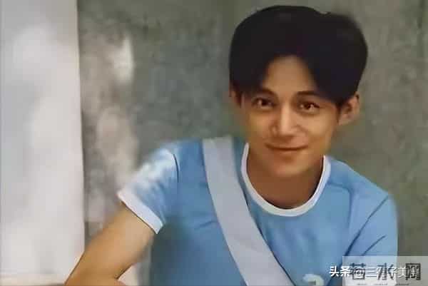 主持人何炅澄清衰老焦虑：我眼神好得很！