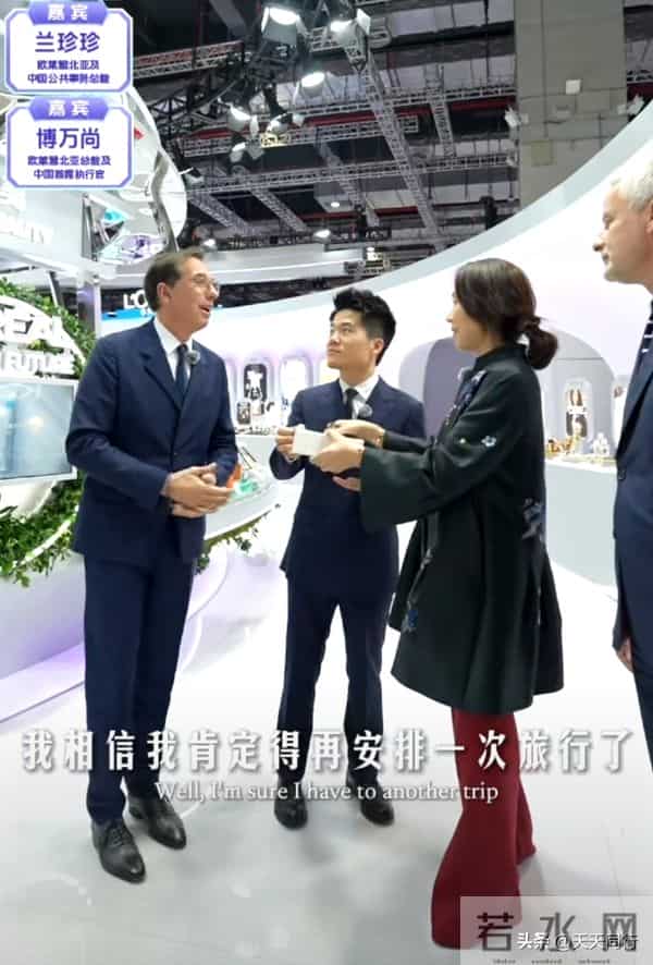 董董今早上海进博会开场霸气十足，流利的播音腔不亚于央视主持人