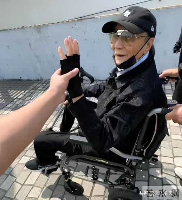 89岁谢贤坐着轮椅晒太阳，两个保姆服侍，风流一生身边不再有女友