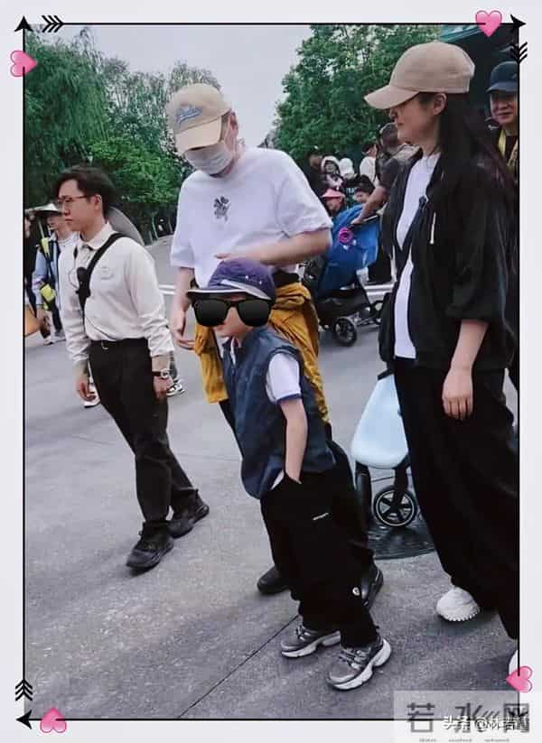 50岁蒋勤勤现身成都机场吃面,素颜皮肤白皙,打扮时髦 少女感十足