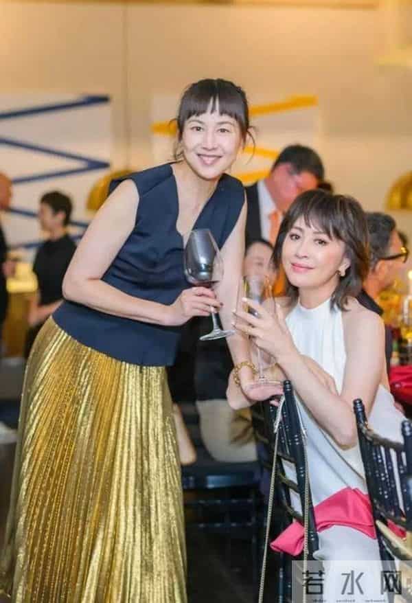 她是金牌美女主持，嫁上海首富生3个孩子，54岁看着像34岁好年轻