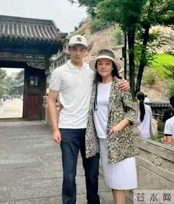 61岁史可和儿子在山西大同旅行, 混血儿子高大帅气，看起来好温馨
