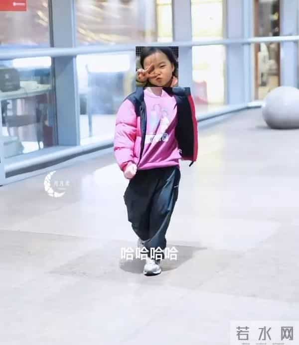 白百何带两个儿子现身!17岁大儿子长得像前夫陈羽凡,二儿子5岁