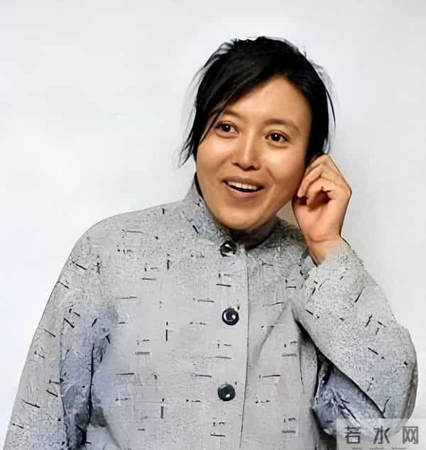 65岁丁嘉丽现状：比剧里年轻很多，女儿是知名演员，儿子是导演