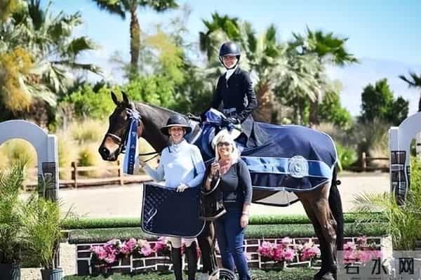 吴彦祖晒与妻子合影!Lisa皮肤粗糙褶多还秃顶,网友:以为是兄弟