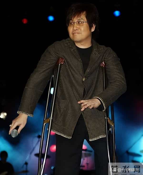 央媒三问直扎人心!“连滚带爬”的郑智化清空微博,这一次他走了