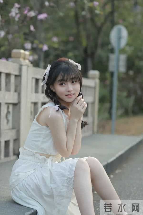 汤音璇｜清纯甜美写真，春日漫步，花海中的甜美少女