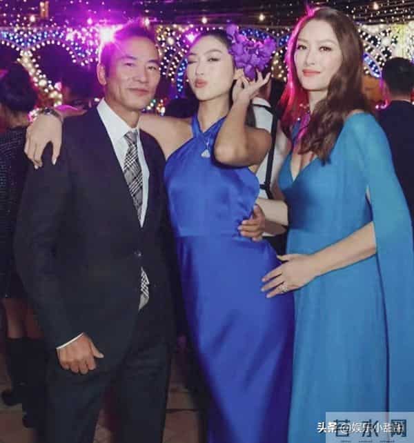 70岁任达华全家亮相！21岁女儿逆天大长腿惊艳全场，气质太像妈
