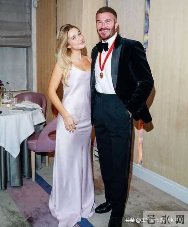 小七新镜头！庆祝大贝封爵，穿吊带皮草，油光满面成熟得不像14岁