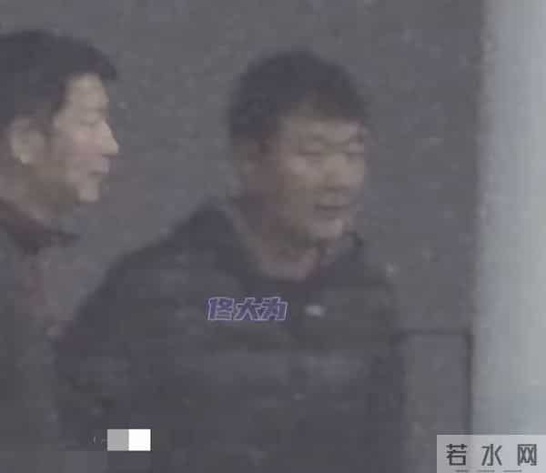 董璇46岁生日聚会,和张维伊送宾客后牵手回家,张维伊短发还挺帅