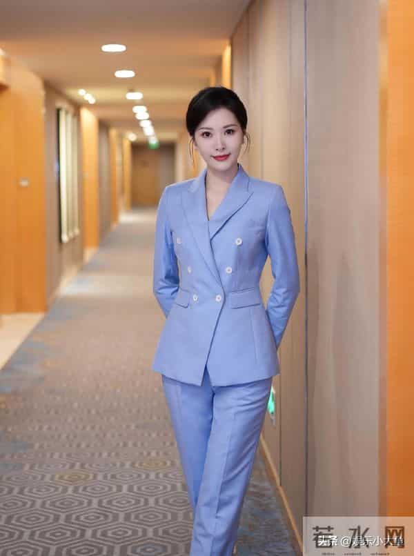 央视主持人谢映玲分享立冬美照,穿蓝色西服套装简约大气好漂亮