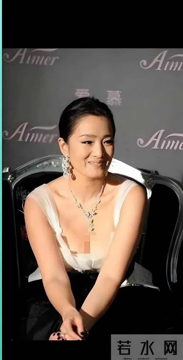 天呐!巩俐这身材太惊艳了,胸围几乎到肚脐,状态却依旧十分亮眼