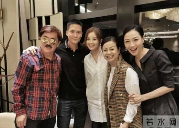 恭喜！知名港星蔡卓妍阿sa新恋情，被曝和小10岁帅气健身教练热恋