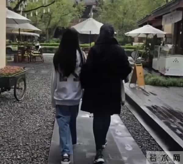 大S离世8个月，玥儿再现妈妈的经典动作，长发模样好漂亮