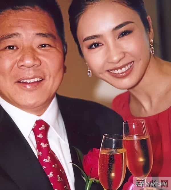 黎姿:嫁给大15岁的残疾富豪,一家5口3人残疾,风光背后有辛酸
