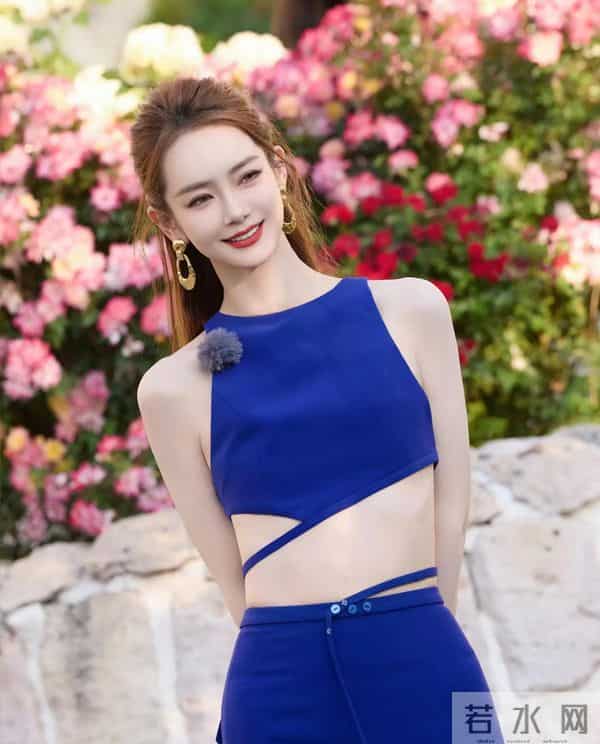 戚薇这套皇家蓝,把日常穿成了高级感