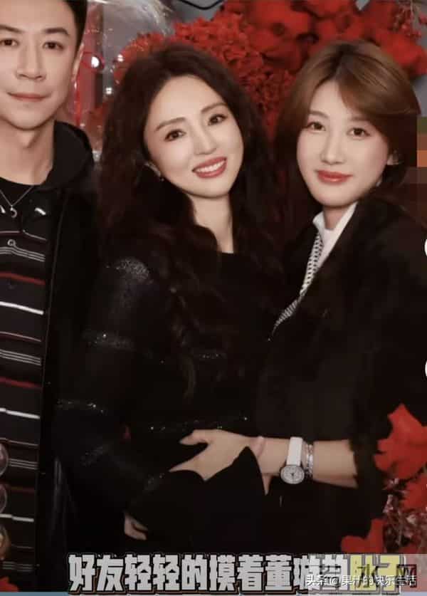 46岁董璇过生日,一家三口都是黑色系穿搭!网友猜测原因!