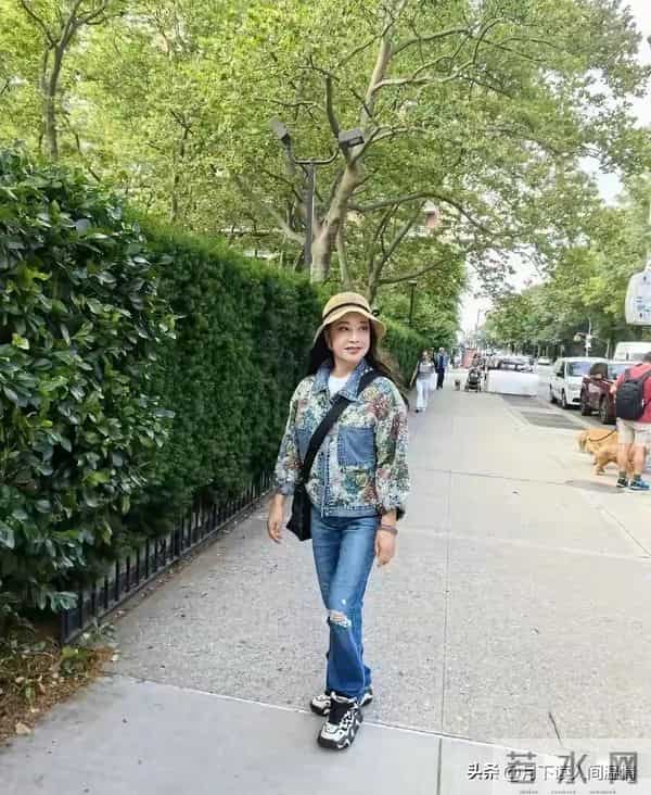 刘晓庆七十多岁年纪 瞧瞧人家打扮得极为优雅 可真是个活得通透的人