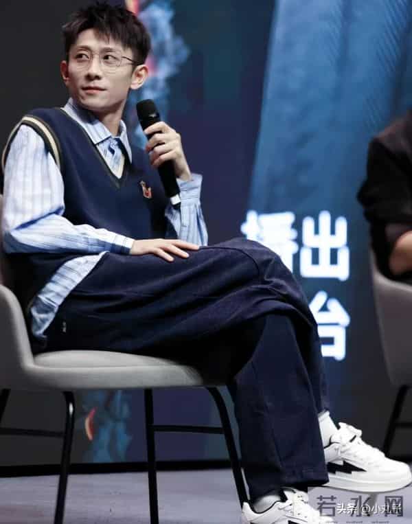 张一山竟然帅成这样了,真的好像京圈太子爷啊,一脸正气的帅!