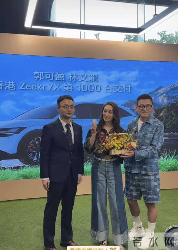 55岁郭可盈提新车,穿阔腿牛仔裤、与丈夫合体亮相,状态很好