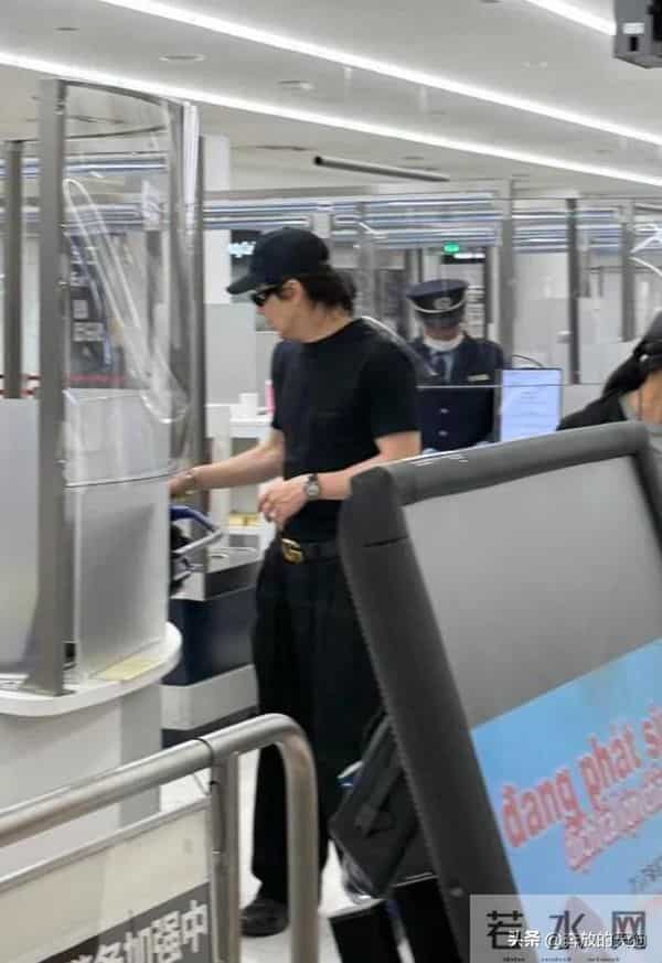 戚薇李承铉全家出游，10岁lucky打扮时髦，照顾弟弟好贴心