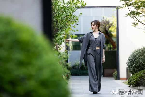 哇噻,灰色搭配已经火成这样了吗,41岁张靓颖一身灰搭配,好妩媚