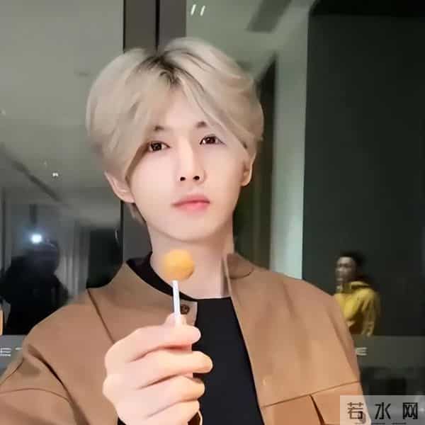 鹿哈官宣领证!8 年爱情长跑终成正果,娇妻身材火辣,夫妻相拉满