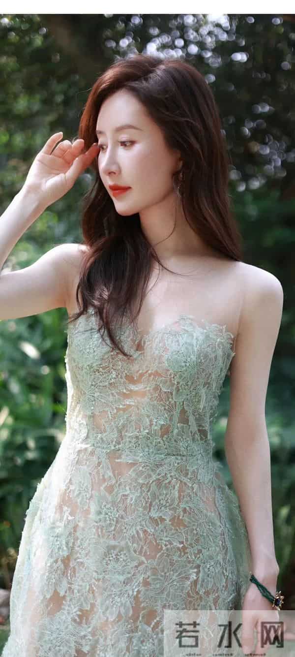 舒畅身穿一袭抹胸绿连衣裙,尽显女人魅力