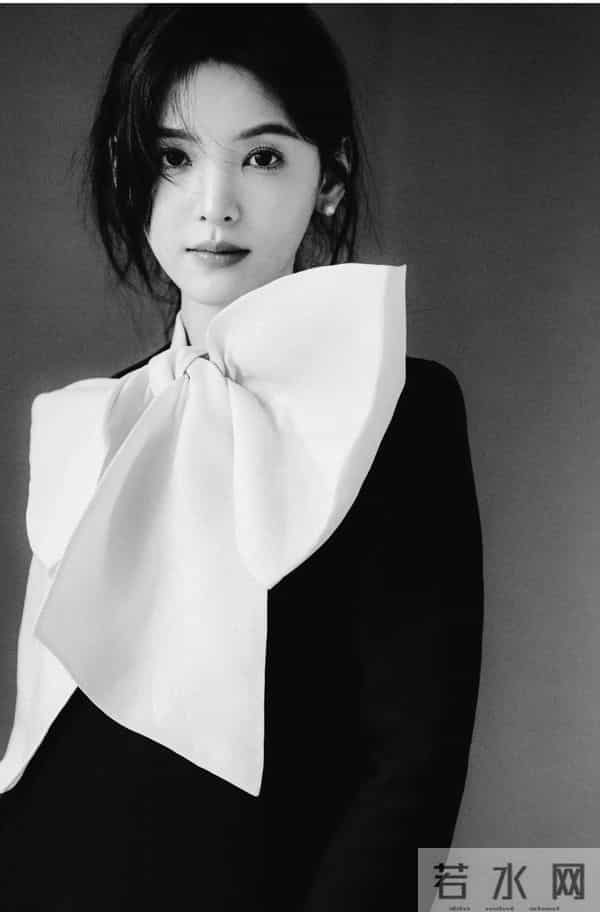 章若楠黑裙造型封神!美腿加持,小说里的豪门千金从此有了脸