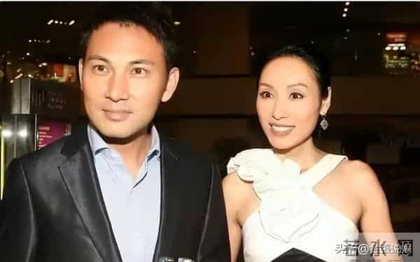 郭可盈在香港买37万国产电车,与丈夫现身提车,林文龙打扮好时尚