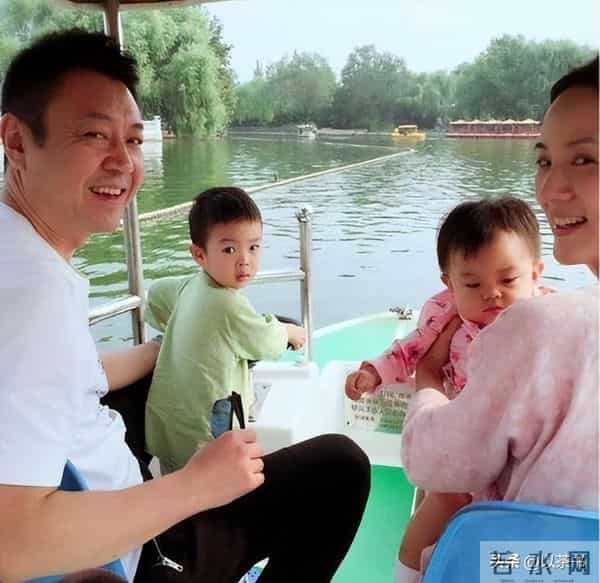 她是著名歌唱家，不惧流言嫁三婚前央视主持丈夫，三年生一儿一女