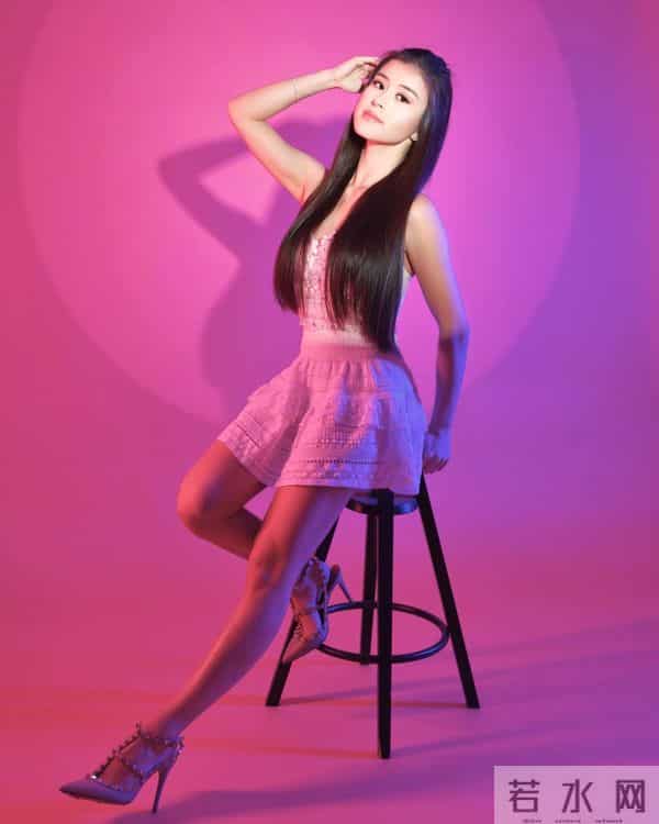 港姐冠军首度公开与男友毕业合照，大方展示甜蜜的恋情