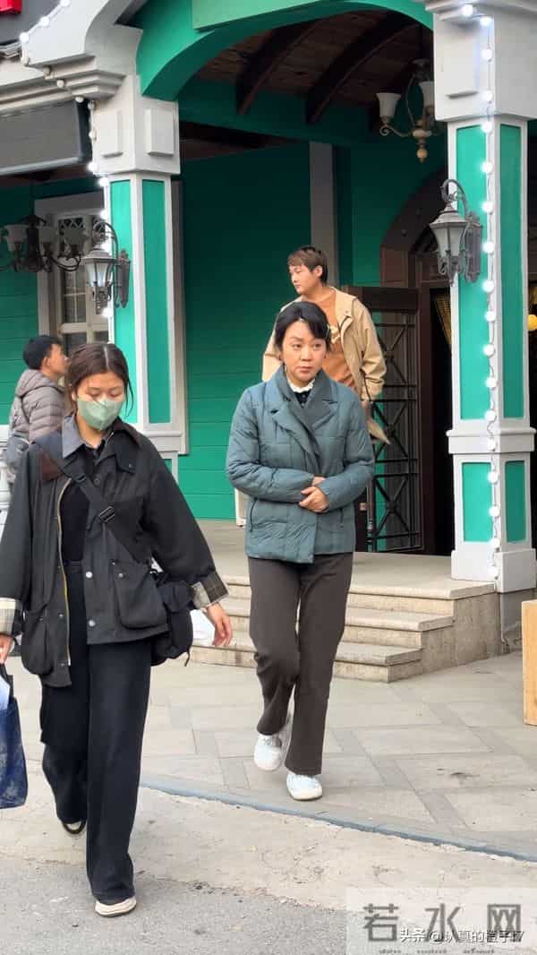 网友沈阳街头偶遇闫妮,穿搭接地气互动亲切无架子,也太亲切了吧