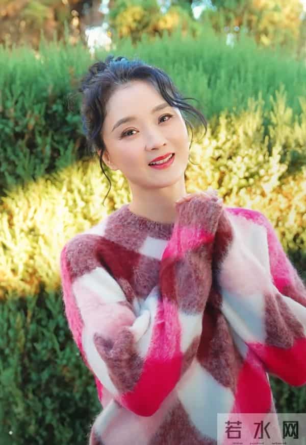 王艳立冬美出圈，彩色菱格毛衣搭丸子头，气质优雅美得好高级