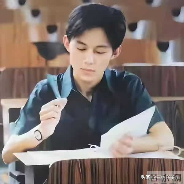 主持人何炅澄清衰老焦虑：我眼神好得很！