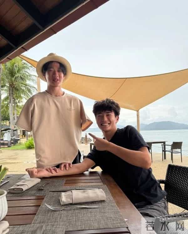 费曼与杨阳洋香港重聚,满嘴黄牙头秃油腻,举止怪异被曝有自闭症