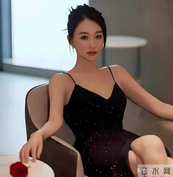 李小冉快50岁了还这么丰满，瘦却很有料，让人好奇她是怎么做到的