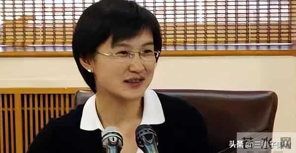 原来他们是夫妻,两位央视主持人低调多年,如今一家三口很幸福