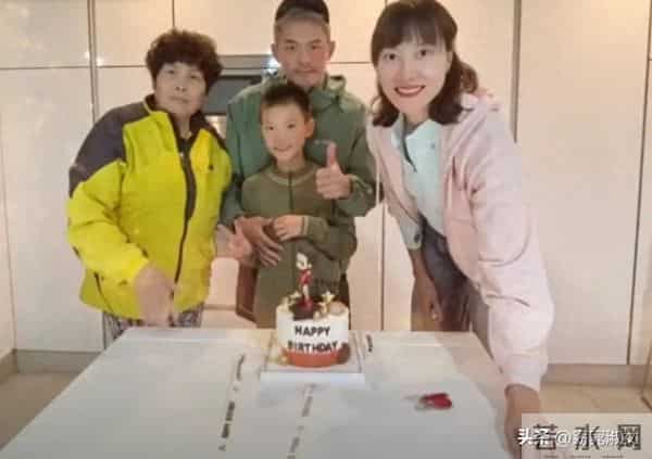 林丹西班牙为儿子庆生，染白发苍老比谢杏芳瘦小，9岁小羽像妈妈