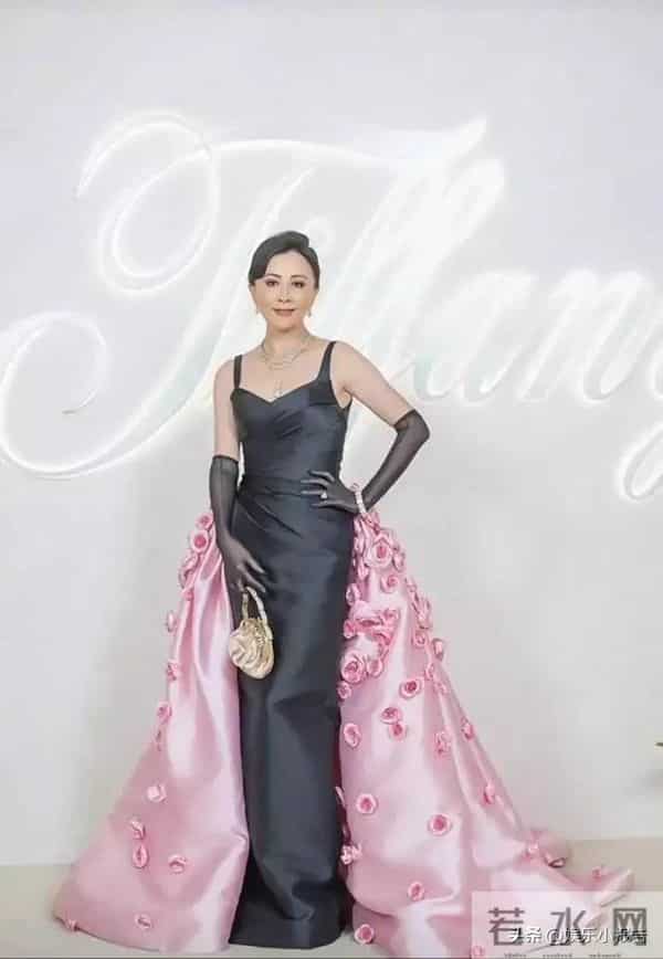 刘嘉玲上海被偶遇，59岁面容饱满身材佳，状态宛如三四十岁