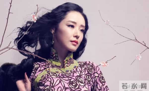 曾被张艺谋力捧，火后与富豪卷款61亿逃亡国外，现在的她过得如何