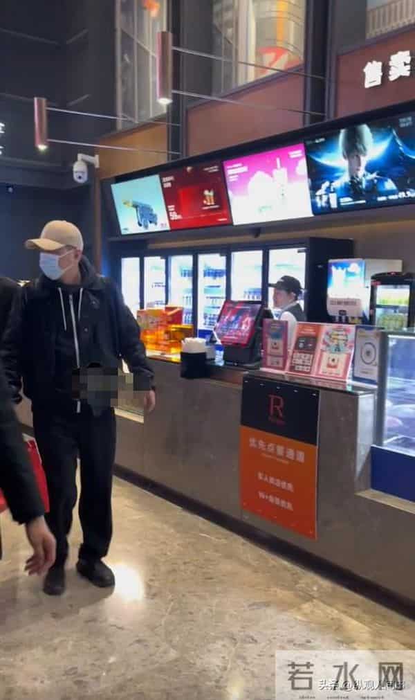 蒋勤勤素颜出席活动，双手捂脸哭红眼眶，陈建斌没安慰转头大笑